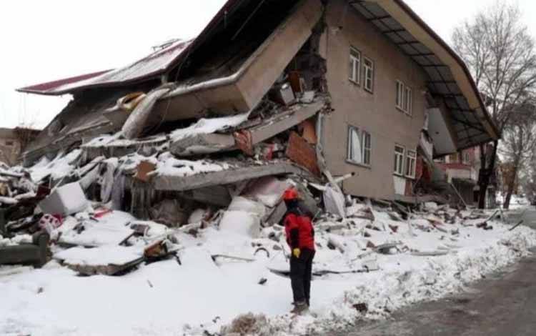 Sebuah bangunan hancur pascagempa berkekuatan Magnitudo 7,7 yang mengguncang Turki pada Senin (6/2/2023). (ANTARA/Xinhua)
