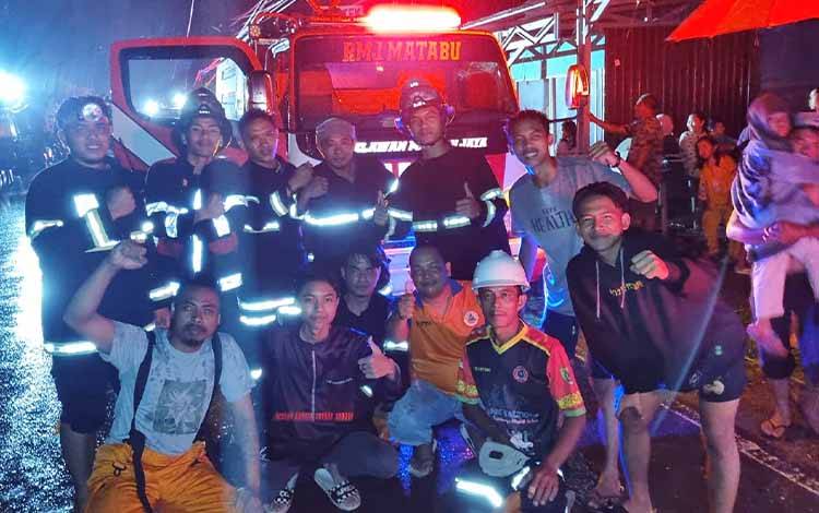 Relawan Matabu Jaya Kabupaten Barito Timur usai membantu memadamkan kebakaran di Kabupaten Tabalong Kalimantan Selatan, dini hari, Rabu, 22 Februari 2023. (FOTO: RMJ)