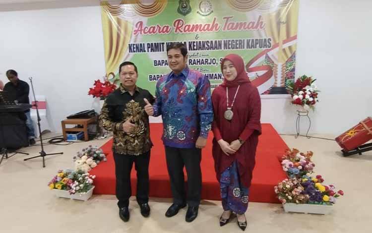 Wakil Ketua I DPRD Kapuas, Yohanes bersama pejabat lama Kajari Kapuas, Arif Raharjo saat acara kenal pamit Kepala Kejari Kapuas. (FOTO: IST)