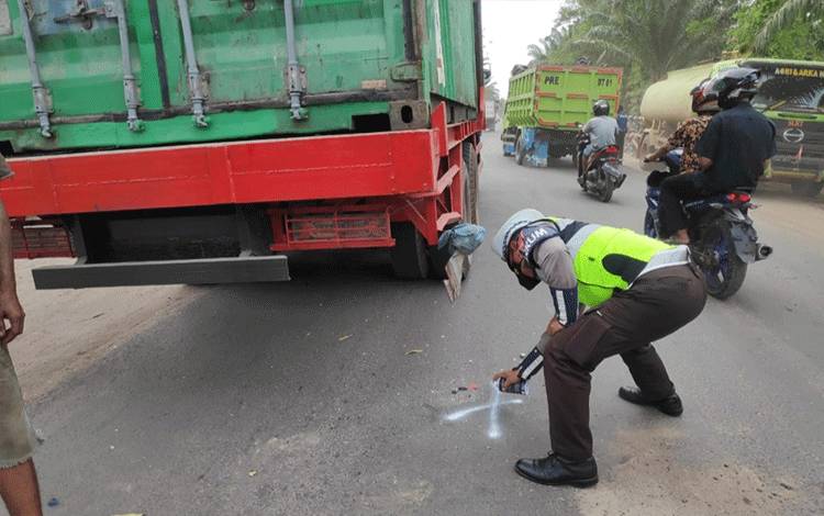 Anggota Satlantas Polres Kotim saat melakukan olah TKP di kejadian lakalantas di Jalan Km. 6 (FOTO: IST)