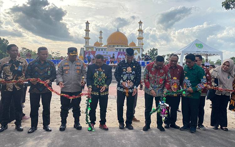 Bupati Sukamara, Windu Subagio memotong pita tanda resmi dibukanya pameran Rakerda Bidang Kebudayaan dan Pariwisata se Kalimantan Tengah di Lapangan Mini, Rabu, 22 Februari 2023. (FOTO: NORHASANAH)