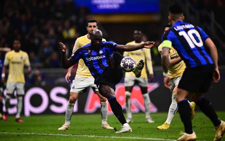 Penyerang Inter Milan Romelu Lukaku melepaskan tembakan untuk mencetak gol semata wayang pada pertandingan leg pertama 16 besar Liga Champions melawan FC Porto, yang dimainkan di Stadion Giuseppe Meazza, Milan, Rabu (22/2/2023). (ANTARA/AFP/Marco BERTORELLO)