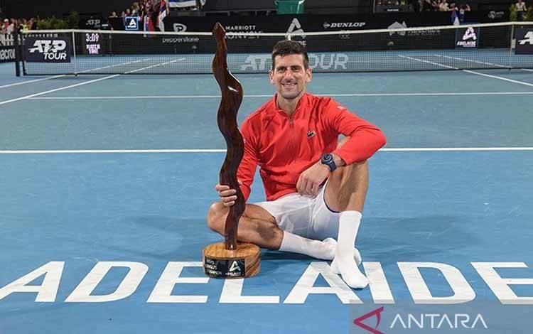 Petenis Serbia Novak Djokovic saat merayakan kemenangan partai final turnamen ATP Adelaide International di Adelaide, Australia (8/1/2023). (ANTARA/AFP/Brenton Edwards/aa.)