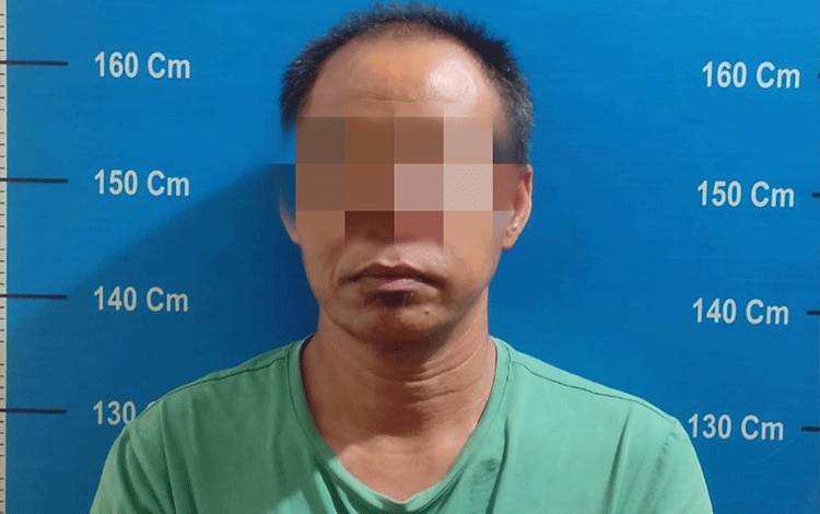 Tersangka SM (49) diamankan petugas dari Subdit 3 Dit Narkoba Polda Kalteng, Kamis, 23 Februari 2023. (FOTO : NOPRI)