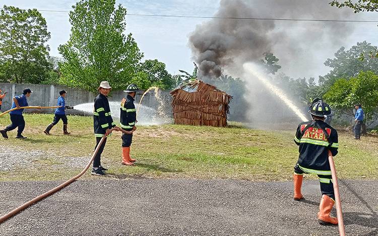 Simulasi penanganan kebakaran dan penggunaan alat pemadam kebakaran di Halaman Kantor BPBD Damkar Barito Timur, Kamis, 23 Februari 2023. (FOTO: BOLE MALO)