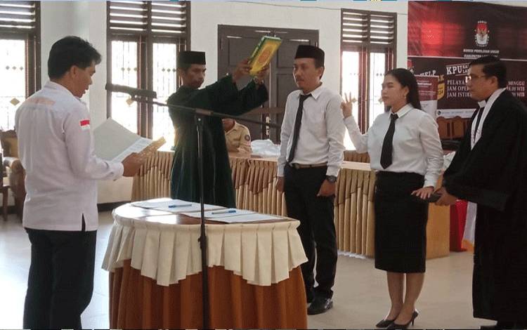 Dua PAW PPS Keluarahan Nanga Bulik dilantik Ketua KPU Kabupaten Lamandau, Irwansyah. (FOTO : HENDI NURFALAH)