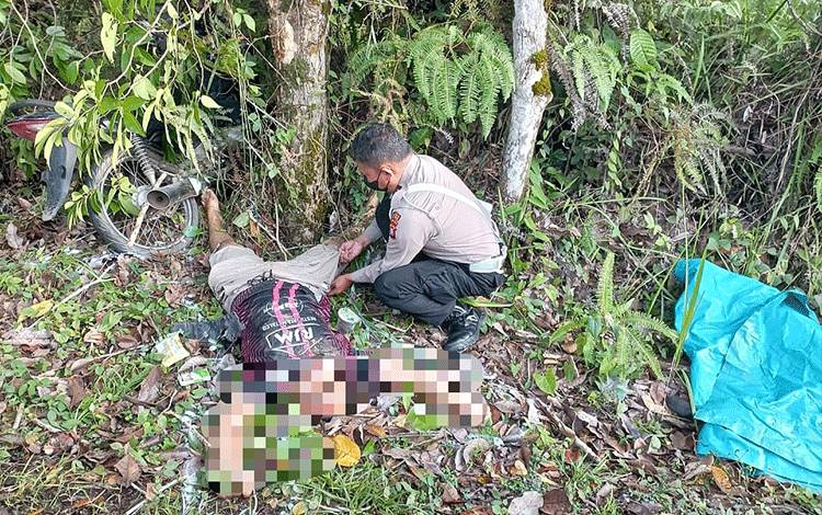 Kanit Gakkum Satlantas Polres Barito Timur Ipda Ahmad Fauzi saat melakukan olah TKP dan memeriksa jenazah korban kecelakaan di Desa Dorong, Jumat, 24 Februari 2023. (FOTO: BOLE MALO)