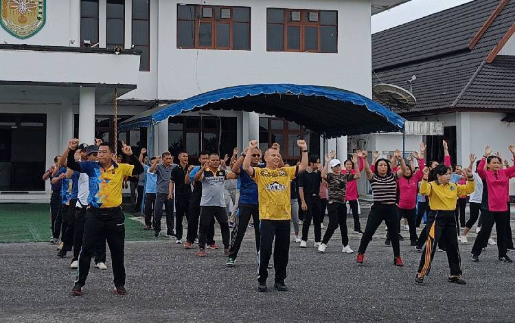 Bupati Gunung Mas Jaya S Monong (tengah)bersama dengan Forum Koordinasi Pimpinan Daerah (Forkopimda) dan lainnya mengikuti kegiatan senam bersama di halaman kantor Bupati, Jumat, 24 Februari 2023 pagi. (FOTO: RISKA YULYANA)