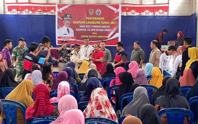 Bupati Seruyan, Yulhaidir saat menyerahkan secara simbolis Bantuan Langsung Tunai di Desa Tumbang Manjul, Kecamatan Seruyan Hulu, Jumat, 24 Februai 2023
