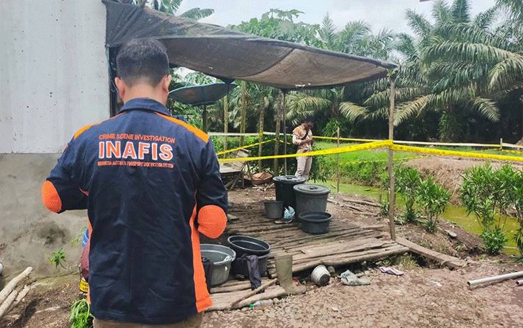 Personel Polres Kapuas saat melakukan olah TKP kasus KDRT sebabkan korban meninggal di Basarang, Jumat, 24 Februari 2023. (FOTO: POLRES KAPUAS)