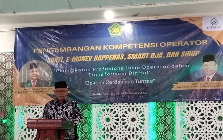 Kakanwil Kemenag Kalteng, H Noor Pahmi saat membuka kegiatan pengembangan kompetensi operator, di kantor Kemenag Kapuas. (FOTO: IST)