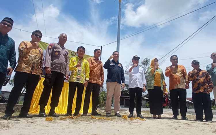 Penyerahan PJU-TS bagi Kabupaten Kobar, Lamandau dan Sukamara, program Kementerian ESDM dan Mukhtaruddin, Sabtu, 25 Februari 2023. 