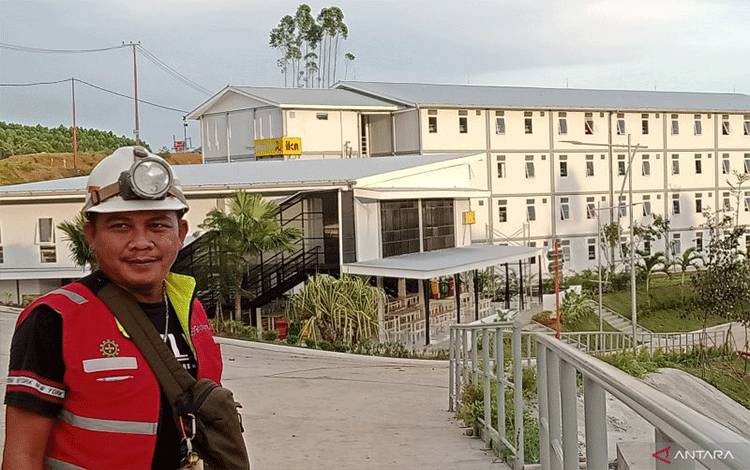Salah satu pekerja pembangunan infrastruktur IKN Nusantara yang telah menempati hunian pekerja konstruksi di Kacematan Sepaku, Kabupaten Penajam Paser Utara, Provinsi Kalimantan Timur. (ANTARA/Bagus Purwa)