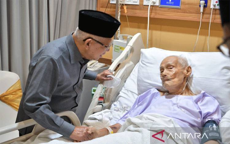 Wakil Presiden Ma'ruf Amin menjenguk Rais Aam Pengurus Besar Nahdlatul Ulama (PBNU) periode 1991-1992 Kiai Haji Ali Yafie yang sedang dirawat intensif di rumah sakit di Tangerang Selatan pada Kamis (16/2/2023) (ANTARA/BPMI Setwapres)