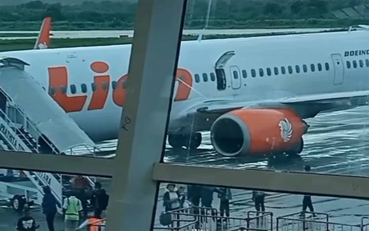 Tangkapan layar -- Sejumlah penumpang turun dari pesawat akibat pintu darurat pesawar tersebut dibuka di bandara El Tari Kupang, Minggu (26/2/2023). ANTARA/Kornelis Kaha
