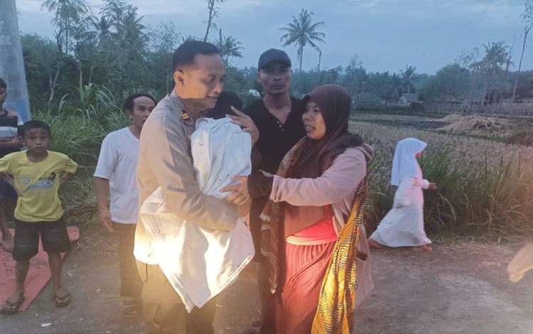 Balita yang sempat hilang dan ditemukan saat diserahkan kepada orang tua nya di Lombok Tengah, NTB. ANTARA/HO-Humas Polres Lombok Tengah