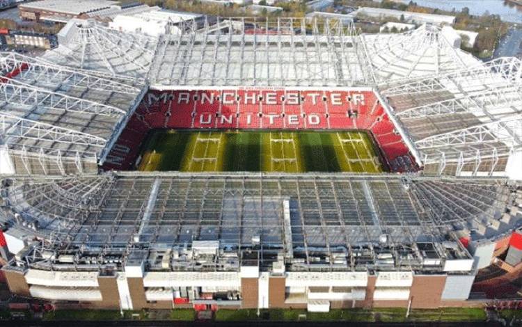 Arsip - Foto udara stadion Old Trafford, markas tim sepak bola Manchester United, di Manchester, Inggris Utara, Rabu (23/11/2022). (ANTARA/AFP/Oli Scarff/am.)