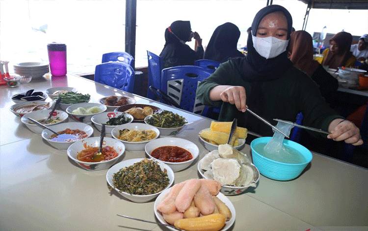 Dokumen - Pengunjung mengambil papeda dari menu makanan kebun khas Ternate yang disajikan di salah satu rumah makan di Kota Ternate, Maluku Utara, Rabu (14/12/2022). ANTARA FOTO/Andri Saputra/YU/wsj. (ANTARA FOTO/ANDRI SAPUTRA)