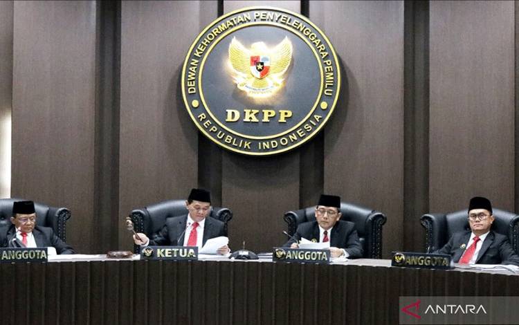 Dokumentasi - Suasana sidang pembacaan putusan pelanggaran Kode Etik Penyelenggara Pemilu (KEPP) di Ruang Sidang DKPP, Jakarta, Rabu (1/2/2023).