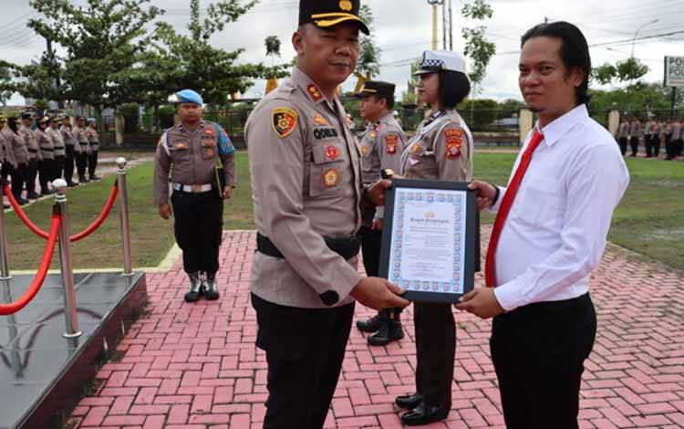 Kapolres Kapuas AKBP Qori Wicaksono saat menyerahkan piagam penghargaan kepada personel berprestasi, Senin, 27 Februari 2023. (FOTO: POLRES KAPUAS)