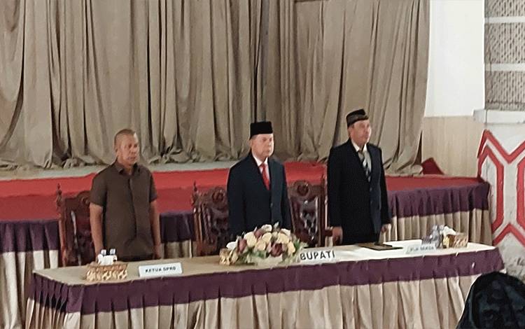 Ketua Komisi I DPRD Kapuas, Lawin (kiri) saat hadiri pelantikan pejabat lingkup Pemkab Kapuas, Senin, 27 Februari 2023. (FOTO: DODI)