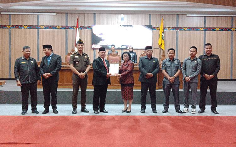Bupati Kotawaringin Timur, Halikinnor menyerahkan 3 buah Raperda kepada Ketua DPRD Kotim, Rinie, Senin, 27 Februari 2023. (FOTO: DEWIP)