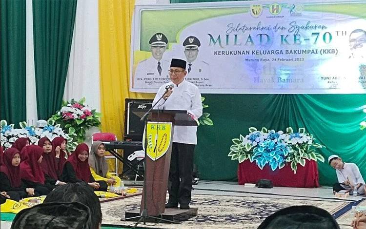 Wakil Bupati Murung Raya Rejikinoor S.sos saat menyampaikan sambutan pada peringatan ulang tahun ke 70 tahun Kerukunan Keluarga Bakumpai (KKB) di aula masjid al - istiqlal Puruk Cahu. 