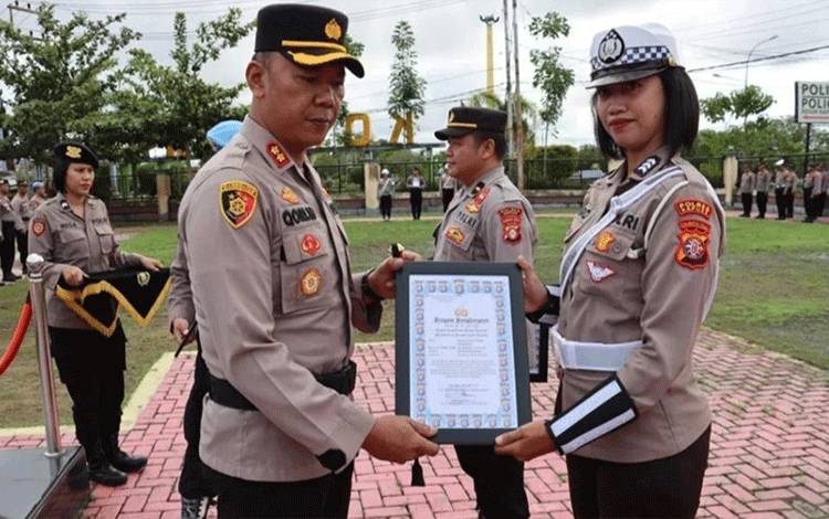 Personel Polwan Satlantas Polres Kapuas saat terima penghargaan dari Kapolres Kapuas AKBP Qori Wicaksono. (FOTO: IST)