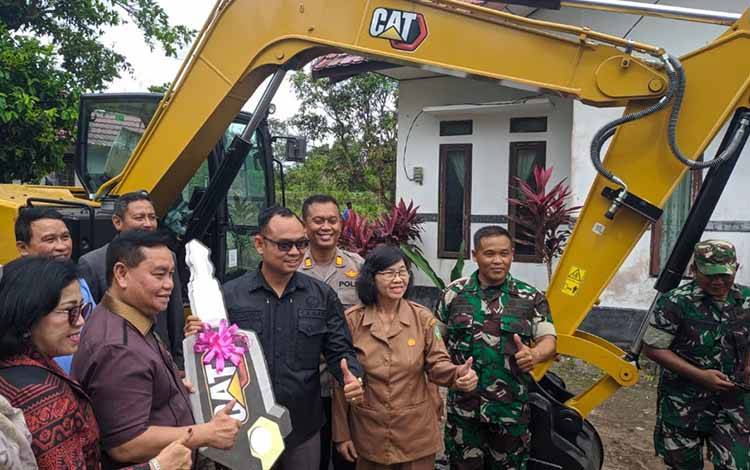 Penyerahan bantuan excavator untuk Kecamatan Baamang dan Mentawa Baru Ketapang di Balai Penyuluhan Pertanian Pelangsian, Senin, 27 Februari 2023. (FOTO: DEWIP)
