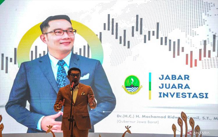 Gubernur Jawa Barat Ridwan Kamil memberikan pemaparan saat menghadiri Forum Investasi Jawa Barat di Bandung, Jawa Barat, Selasa (28/2/2023). ANTARA FOTO/Raisan Al Farisi/rwa