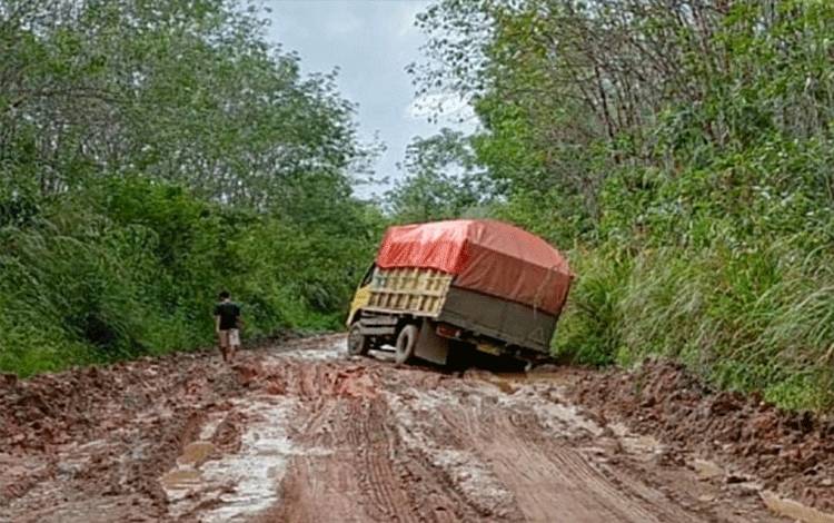 Sebuah truk bermuatan pupuk dari Balikpapan hampir terbalik di Jalan Eks Pertamina KM 0 Desa Bentot yang rusak, Selasa, 28 Februari 2023. (FOTO: IST)