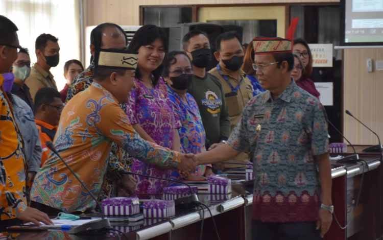 Wabup Kapuas, HM Nafiah Ibnor saat menghadiri rapat koordinasi pengembangan Gugus Tugas dan Evaluasi Mandiri KLA di Kabupaten Kapuas. (FOTO: IST)