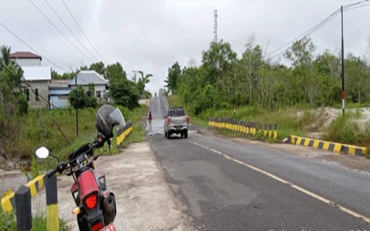 Arus lalulintas di Jalan Trans Kalimantan Km 18 kembali normal setelah sebelumnya digenangi banjir, Rabu, 1 Maret 2023. (FOTO: GOFUR)