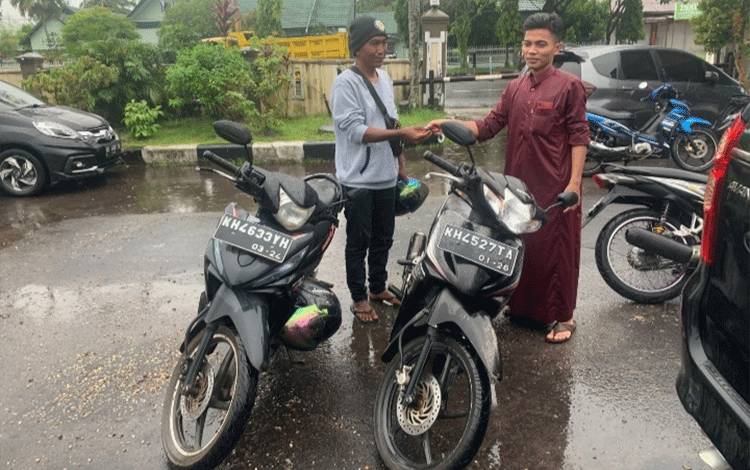 Serahterima sepeda motor yang sebelumnya sempat dinyatakan hilang di Polsek Pahandut Palangka Raya, Rabu, 1 Maret 2023.(FOTO : IST)