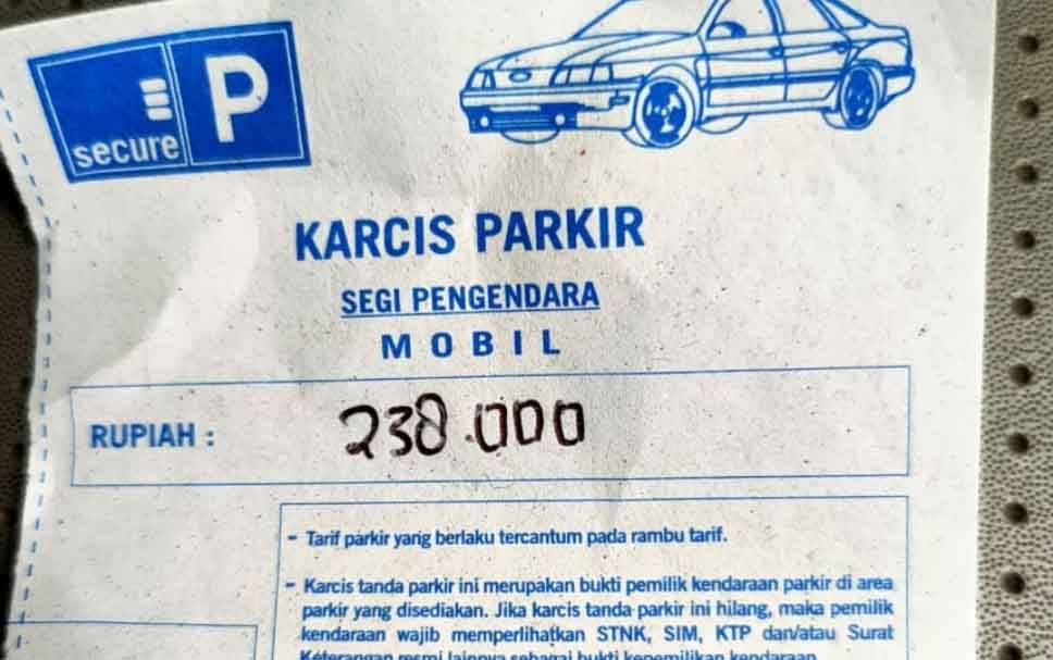 Karcis parkir milik Anggota DPRD Palangka Raya, Khemal Nasery di Bandara Tjilik Riwut. Dia mempertanyakan besaran biaya Rp238 ribu selama parkir 3 hari. (FOTO: ISTIMEWA)