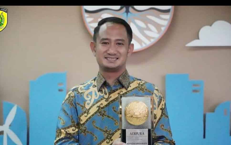 Wali Kota Palangka Raya, Fairid Naparin memegang Piala Adipura. (FOTO: HUMAS)