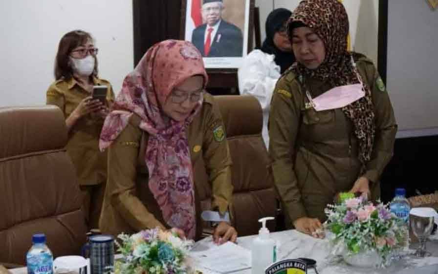 Sekda Kota Palangka Raya, Hera Nugrahayu menandatangani nota kesepakatan pendampingan smart city. (FOTO: HUMAS)