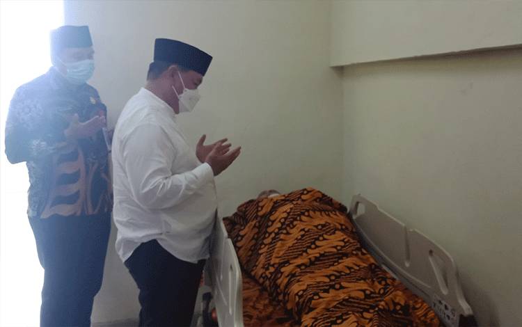Bupati Kotawaringin Timur, Halikinnor dan Sekretaris Daerah, Fajrurrahman mendoakan jenazah Muhammad Gumiring, Kamis, 2 Maret 2023. (FOTO: DEWIP)