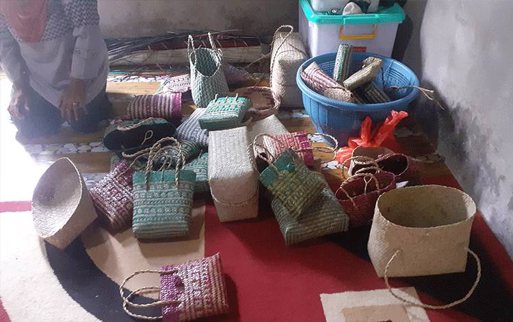Inilah hasil karya pengarjin purun dari warga Desa Natai Baru menghasilkan berbagai jenis barang rumah tangga yang berbahan purun, Rabu, 1 Maret 2023. (FOTO: NURITA).
