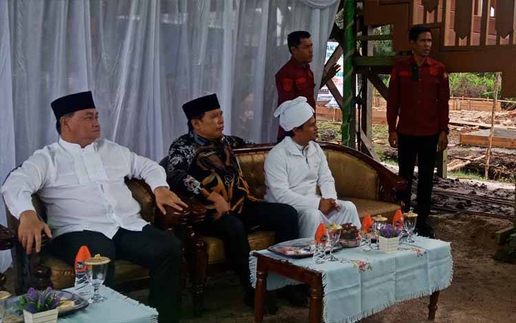 Bupati Kotawaringin Timur, Halikinnor dan Sekretaris Daerah, Fajrurrahman menghadiri peletakan batu pertama Musala Al-Ikhlas di Kelurahan Baamang Barat, Kamis, 2 Maret 2023. (FOTO: DEWIP)