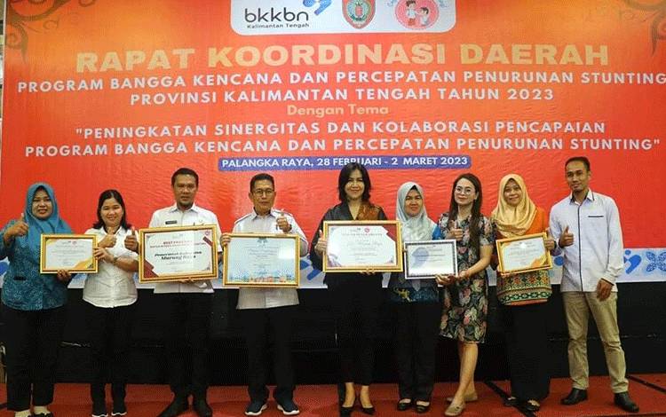 Pemkab Mura meraih 6 penghargaan di 6 kategori dari BKKBN yang diterima langsung Wakil Bupati Rejikinoor bersama Plt. Kepala Disdalduk Mura Dra. Lynda Kristiane Perdie.