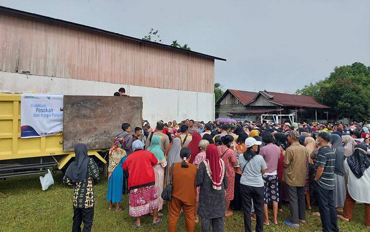 Operasi Pasar Stabilisasi Pasokan dan Harga Pangan (SPHP) Beras di Kasongan, Kabupaten Katingan. (FOTO: IST)
