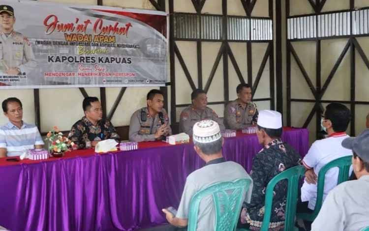 Jajaran Polres Kapuas saat melaksanakan program Jumat Curhat di Desa Pulau Telo, Jumat, 3 Maret 2023. (FOTO: IST)