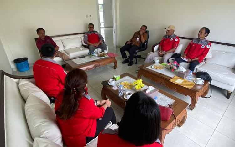 Kepala Dislutkan Darliansjah bersama tim saat berbincang dengan Pj Kepala BUBK Kebumen di Kabupaten Kebumen baru baru ini. (FOTO: IST)