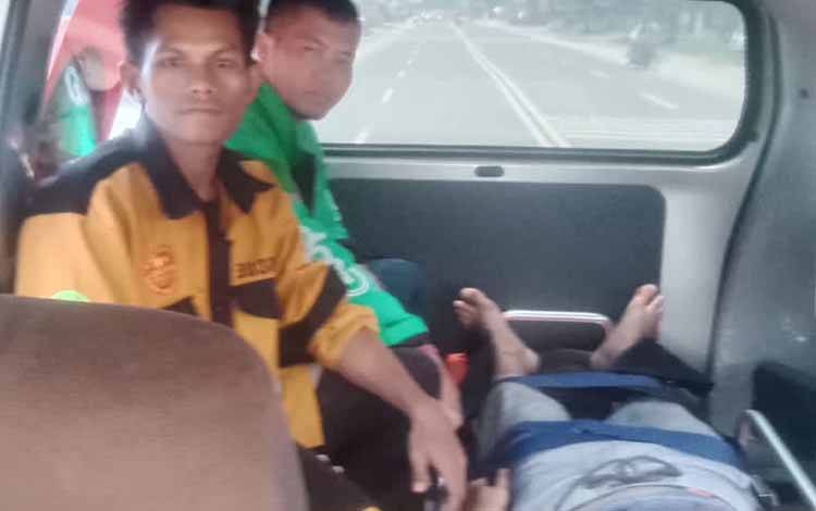 Tim Pandulima saat mengantarkan korban kecelakaan menuju RSUD dr Doris Silvanus Palangka Raya. (FOTO: PATHUR)