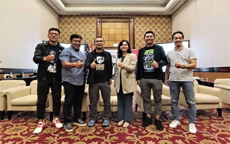Waketum PSSI Ratu Tisha Destria (ketiga kanan) berpose bersama sejumlah petinggi klub Liga 1 dan Liga 2, usai Sarasehan Sepak Bola di Surabaya, Sabtu (4/3/2023). (ANTARA/Naufal Ammar Imaduddin)