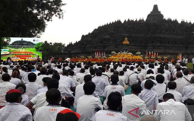 Ribuan umat Buddha merayakan Magha Puja di pelataran Candi Borobudur Kabupaten Magelang, Jawa Tengah, Sabtu (4/3/2023). ANTARA/Heru Suyitno