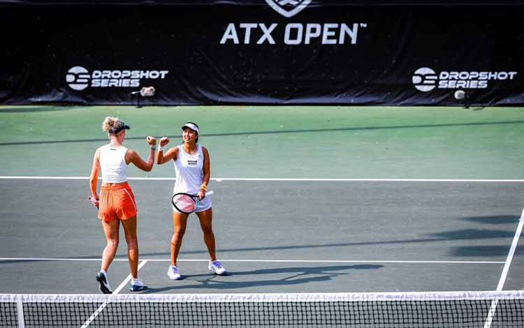 Petenis putri Indonesia Aldila Sutjiadi (kanan) berpasangan dengan petenis Selandia Baru Erin Routliffe (kiri) bereaksi dalam babak perempat final ATX Open di Austin, Amerika Serikat, Sabtu (4/3/2023). (ANTARA/HO-ATXOPEN)