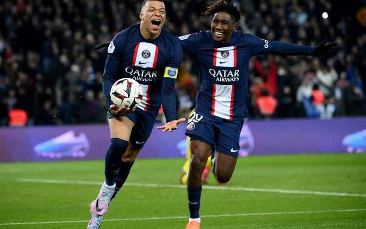 Selebrasi Kylian Mbappe (kiri) setelah mencetak gol keempat Paris Saint Germain dalam pertandingan Liga Prancis lawan Nantes di Parc des Princes pada 5 Maret 2023. ANTARA/AFP/FRANCK FIFE