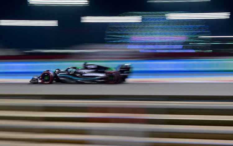 Pebalap Mercedes George Russell menjalani kualifikasi Grand Prix Bahrain, Sirkuit Internasional Bahrain, Sakhir. (4/3/2023) (AFP/ANDREJ ISAKOVIC)